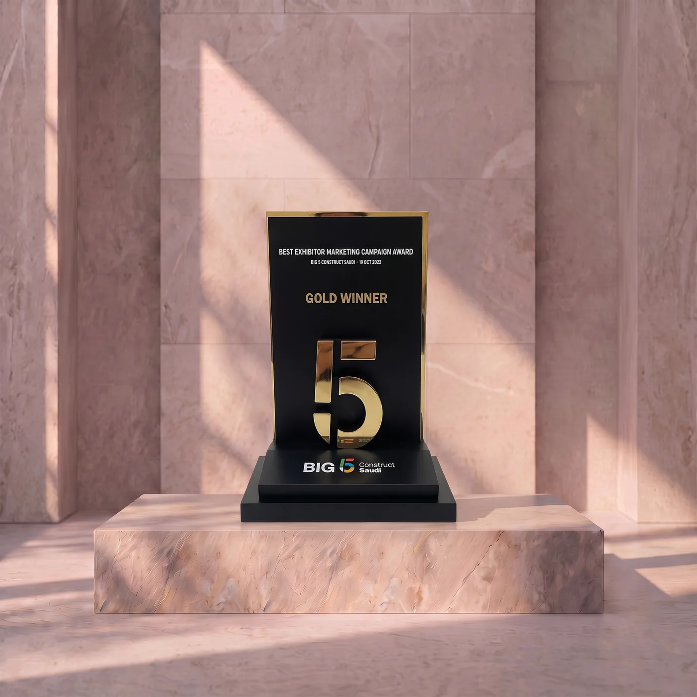 Big 5 Construct Saudi — كتلةٌ سوداء يتوسّطها خمسةٌ من ذهب
